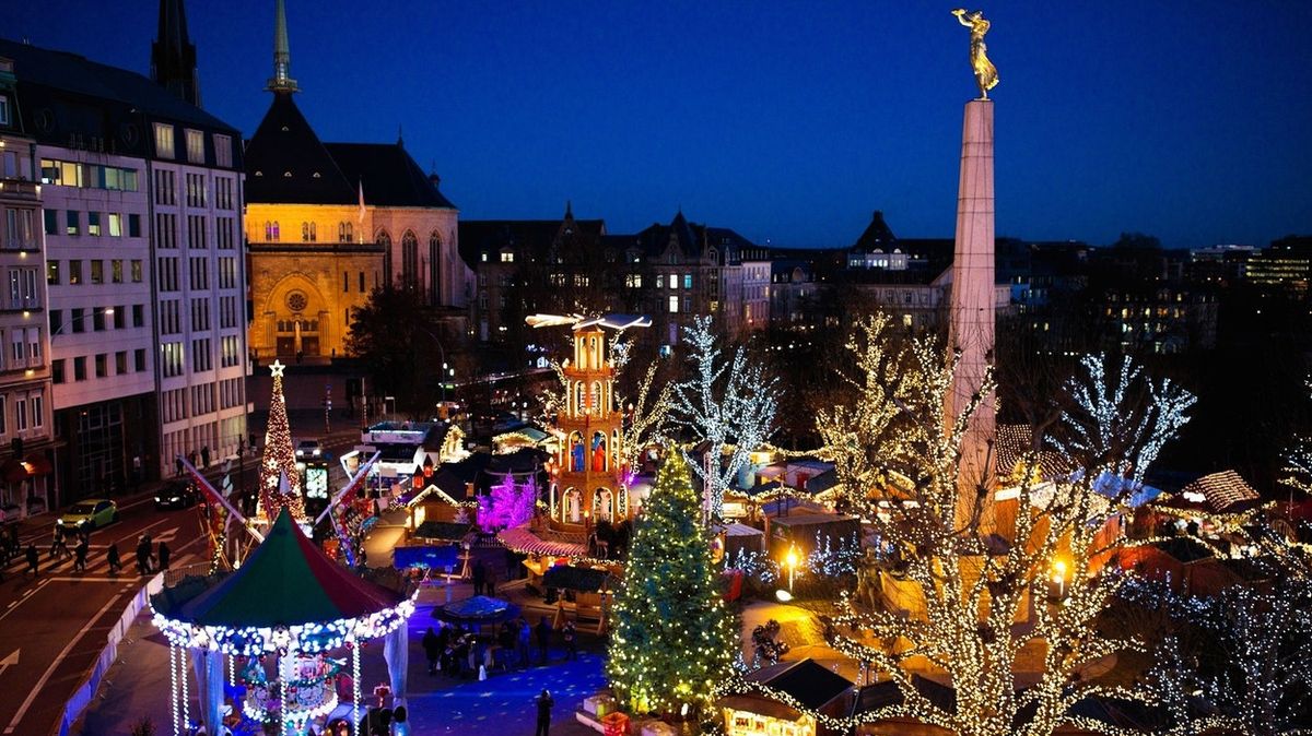 Na vánočním trhu v Lucemburku spadla ledová socha a zabila batole